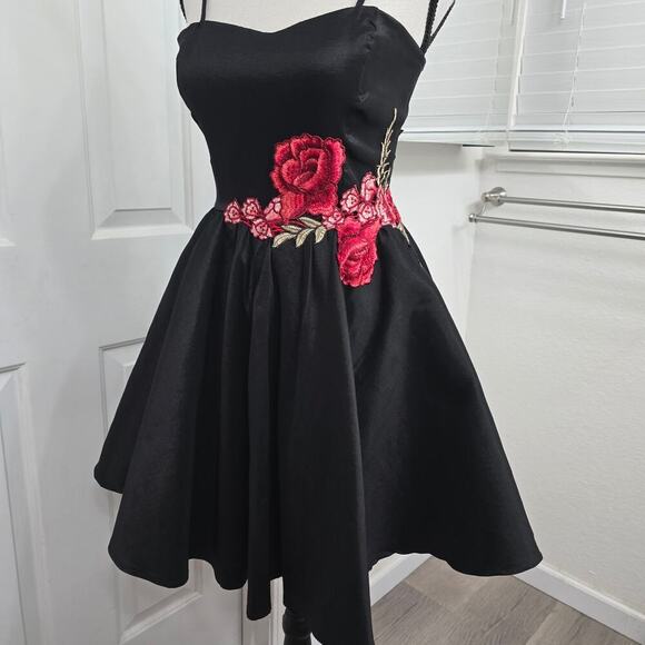Black Mini Dress Sz S Sweetheart Embroided Rose Applique Strappy Whimsigoth Y2K - Picture 2 of 11